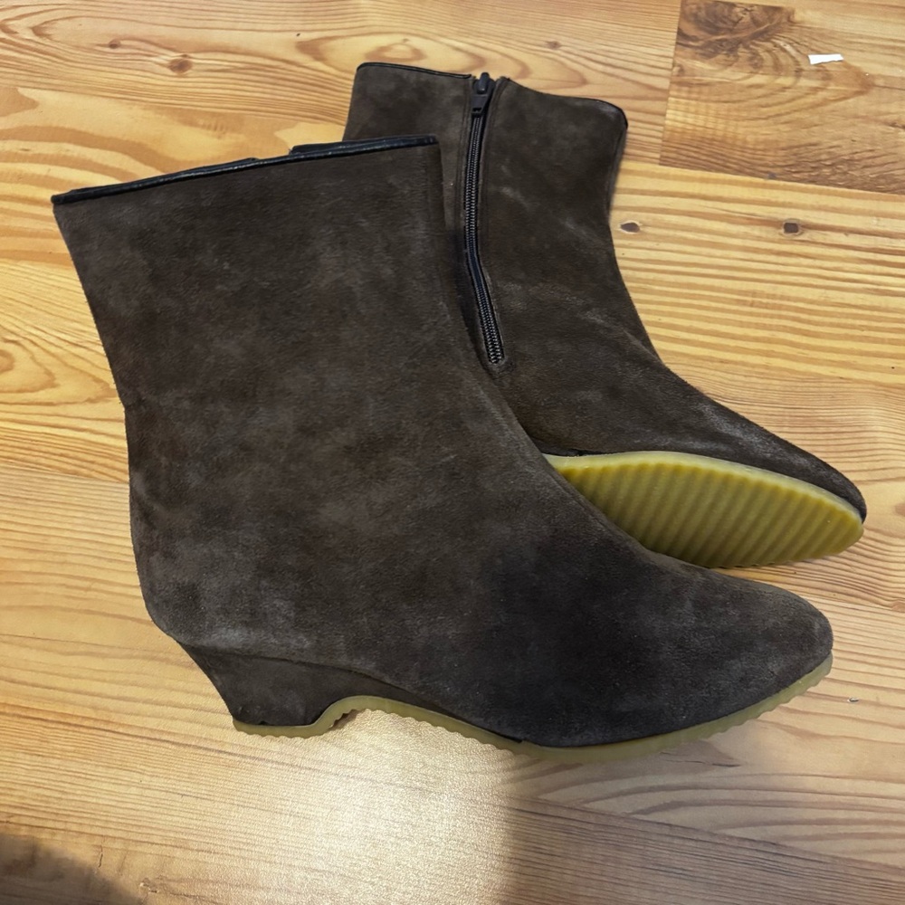New Women’s vintage size 7 light brown  suede leather fleece lined booties 1980